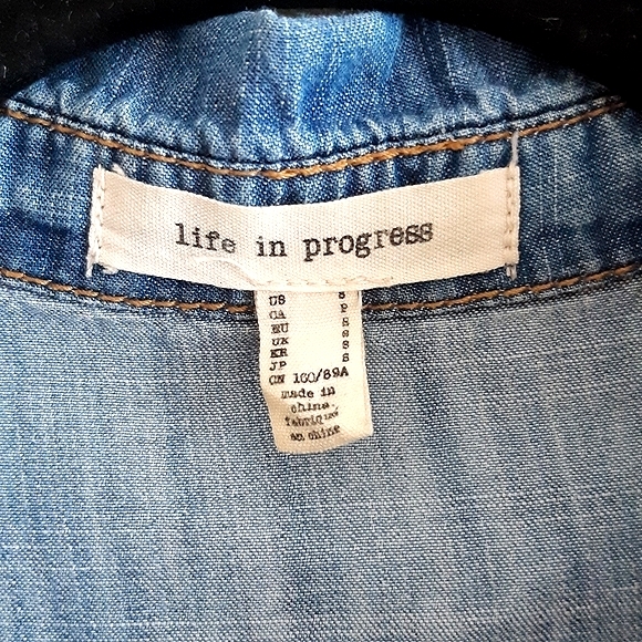 4/25$ 🌻 Button up jeans shirt - Picture 2 of 4